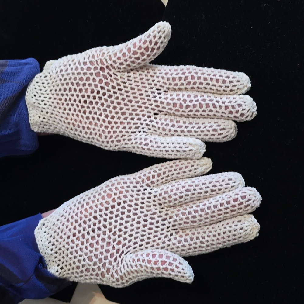 Vintage 1930s Ivory Crochet Gloves S or M - Picture 2 of 8